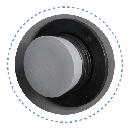 منفذان للكابلات (قطر 100 مم)، واحد على كل جانب، مزودان بسدادات وأغطية مطاطية ناعمة رمادية اللون